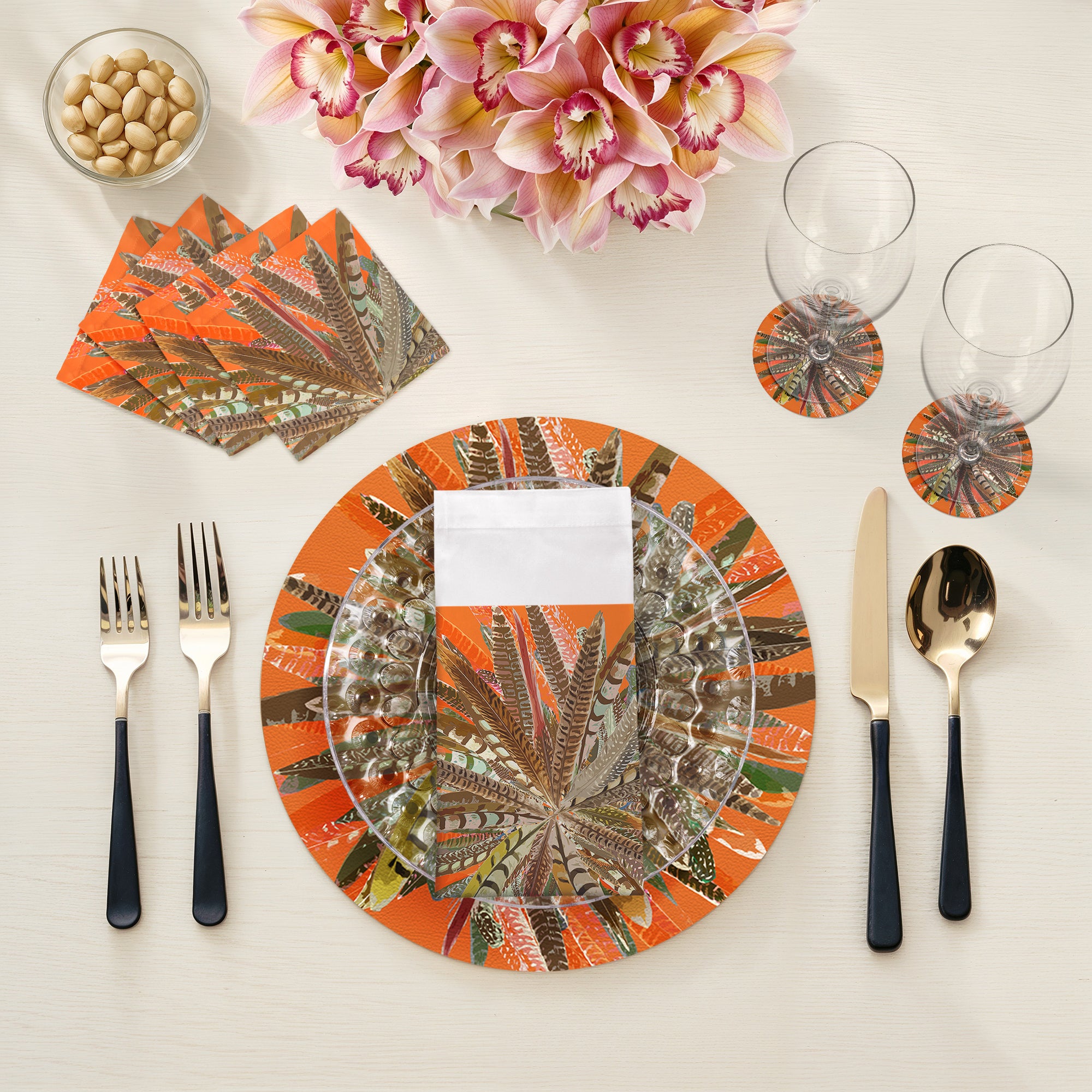 Ensemble de 4 sets de table ronds en galets orange à plumes de faisan de 40 cm