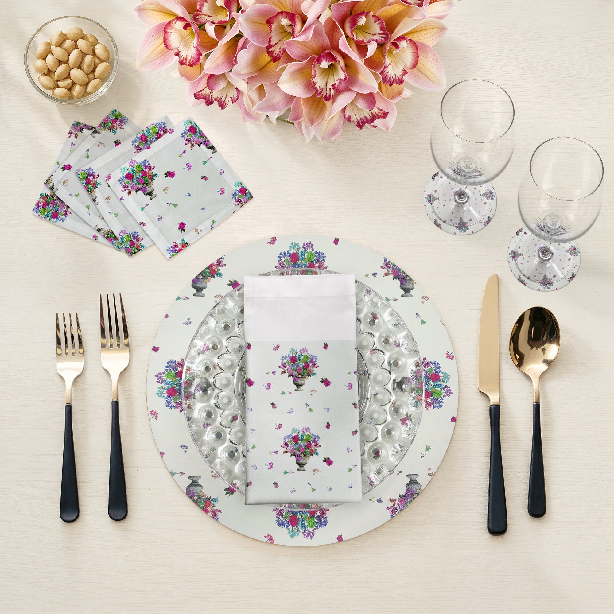 PISTILS SMALL BOUQUET 16" ROUND PEBBLE PLACEMATS, SET OF 4 - nicolettemayer.com