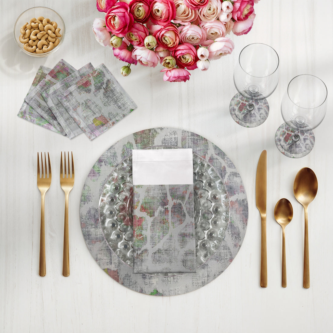 Giraffe Holiday 16" Round Pebble Placemats, Set of 4 - nicolettemayer.com