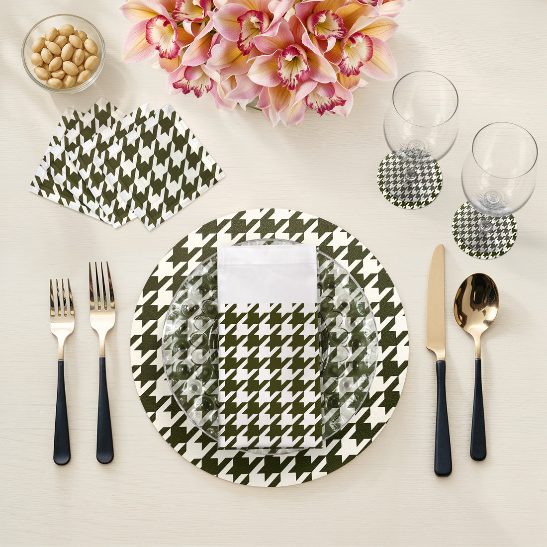 HOUNDSTOOTH GREEN WHITE 16" Round Pebble Placemats, Set of 4 - nicolettemayer.com
