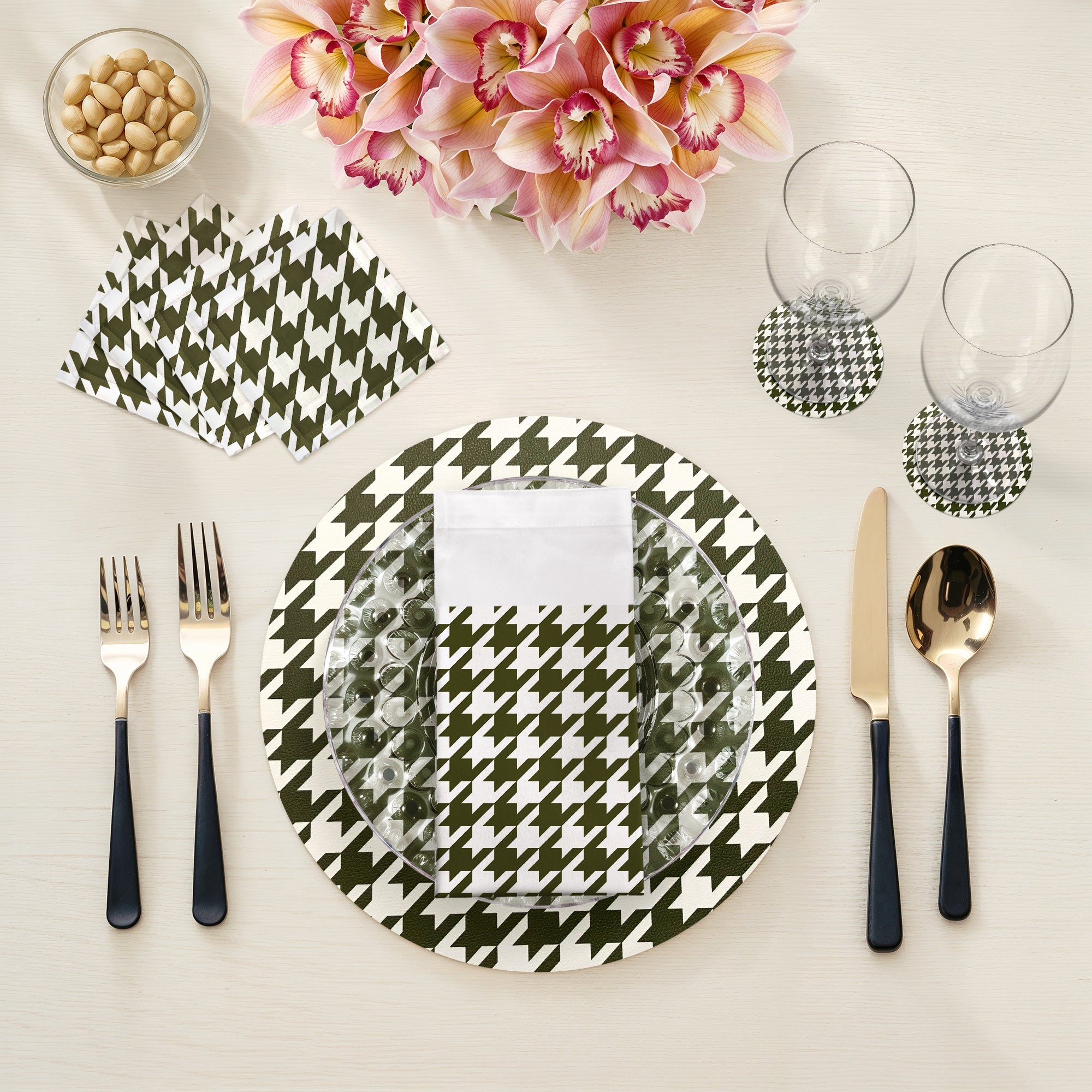 HOUNDSTOOTH GREEN WHITE 16" Round Pebble Placemats, Set of 4 - nicolettemayer.com
