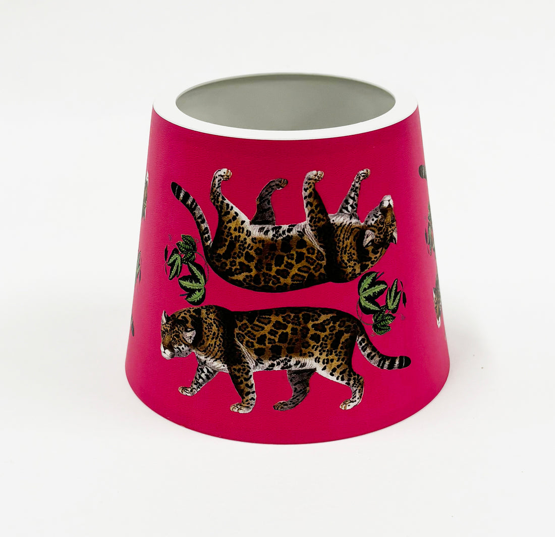Abat-jour Poldina Pro rose vif motif léopard Seeing Double