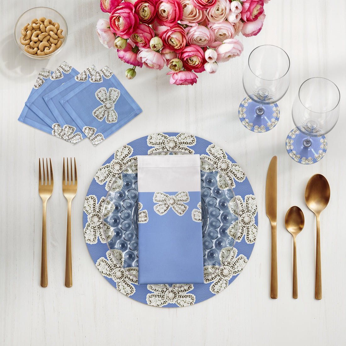 Ensemble de 4 sets de table ronds en galets bleus Pearl Bow de 40 cm